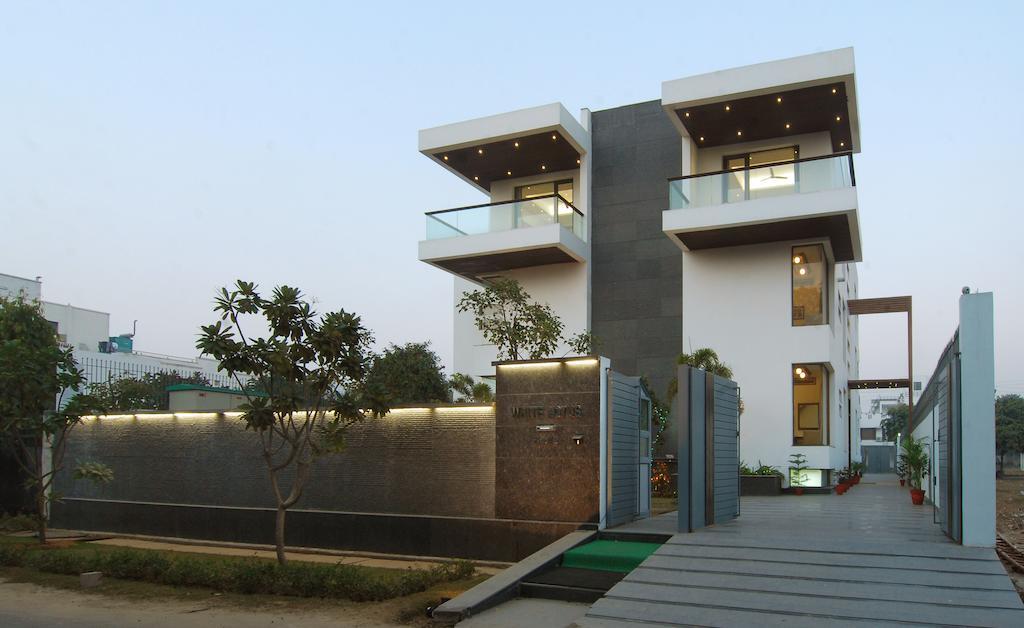 White Lotus Hotel Gurgaon Bagian luar foto